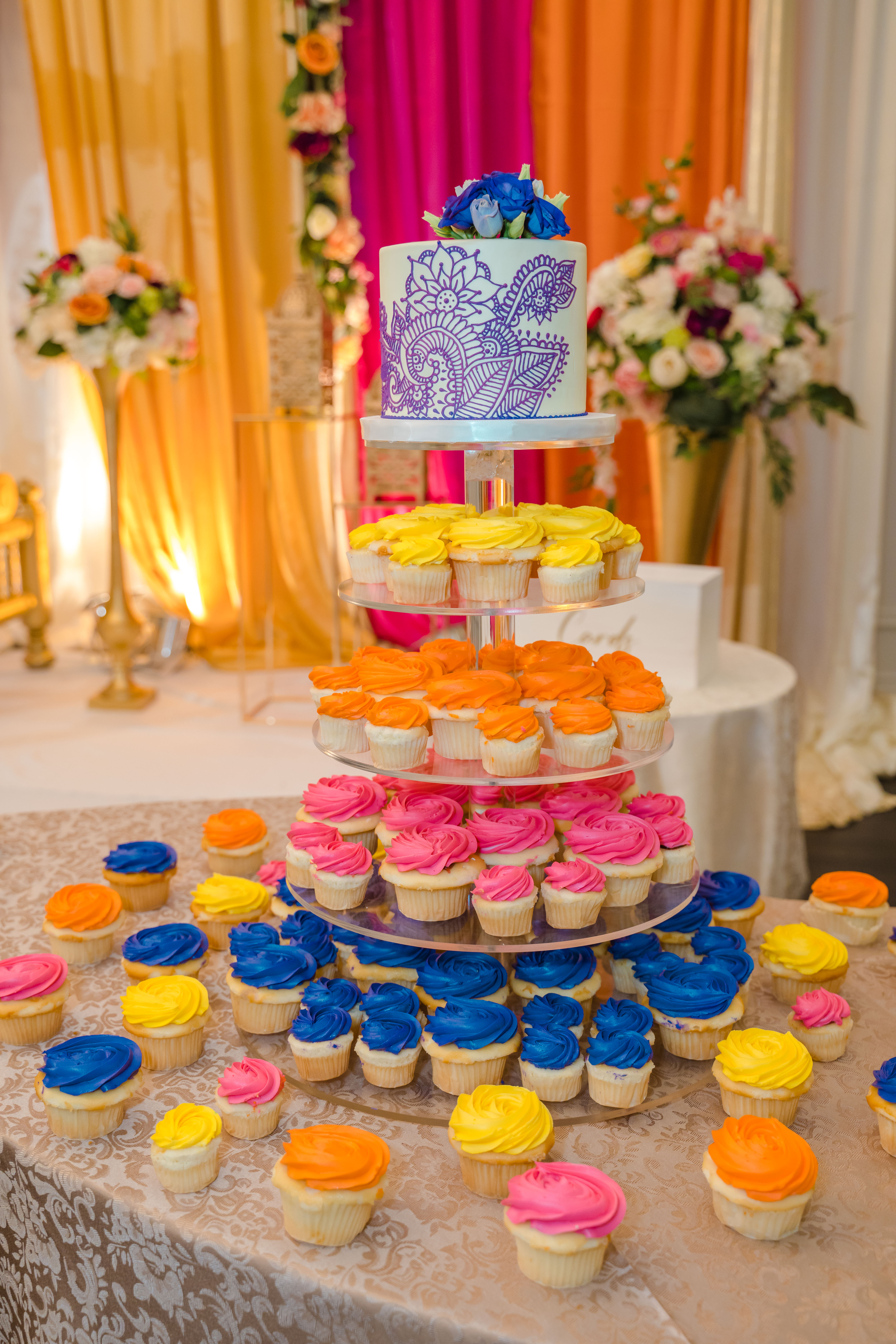 Luxurious event decor with symmetry lighting